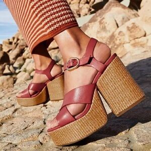 VINCE CAMUTO Deirae leather platform sandals (8.5)